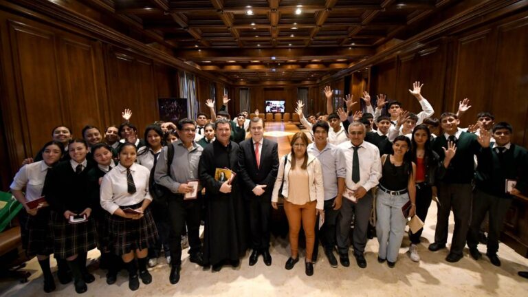 Estudiantes de los departamentos Ibarra y Loreto fueron recibidos por el gobernador Zamora