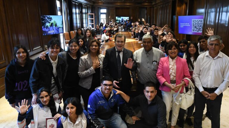 El gobernador Zamora recibió a estudiantes del departamento Banda