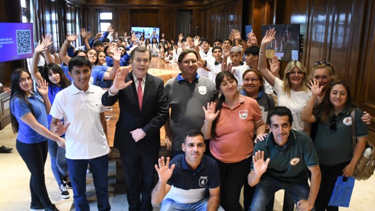 El gobernador Zamora recibió a estudiantes de los departamentos Belgrano y Loreto