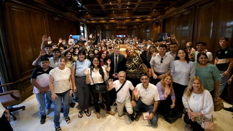 El gobernador Zamora recibió a estudiantes de Las Termas de Río Hondo