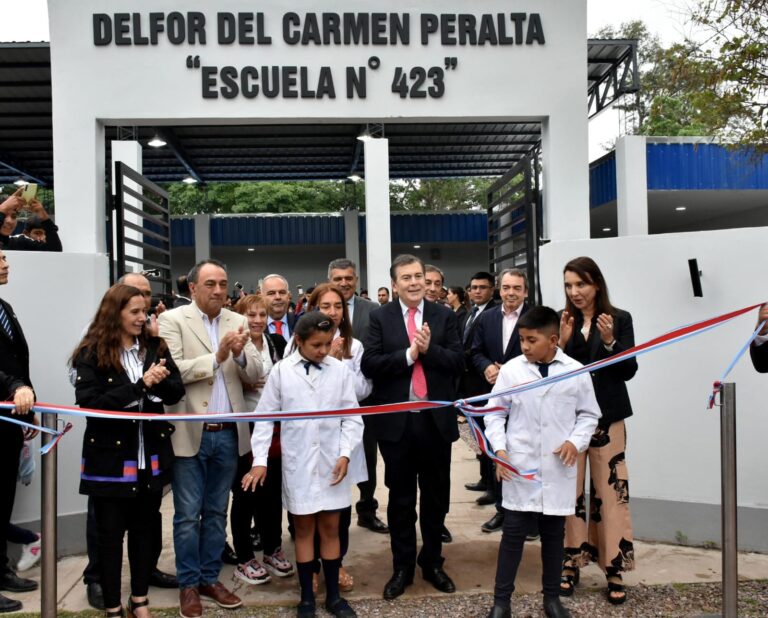 Zamora inauguró obras en la escuela y el jardín de Colonia María Luisa, un museo en Estación Simbolar y entregó viviendas sociales a 28 familias