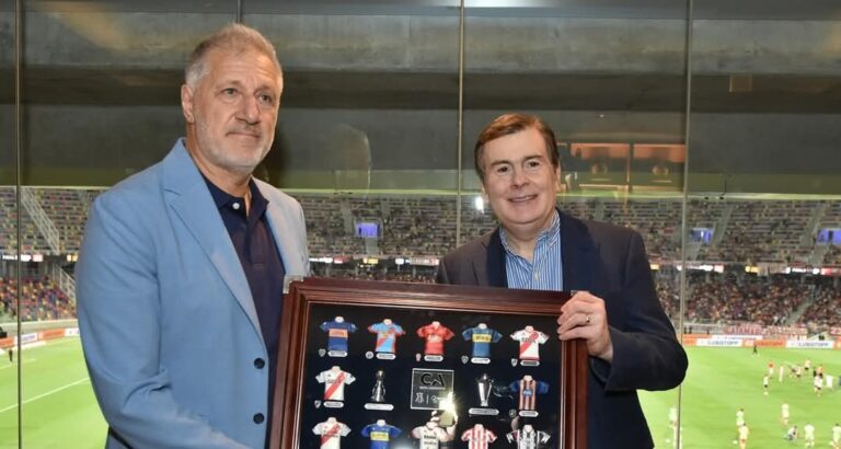 El gobernador Gerardo Zamora recibió una plaqueta reconocimiento por el acompañamiento del Gobierno de Santiago del Estero al desarrollo de la Copa Argentina