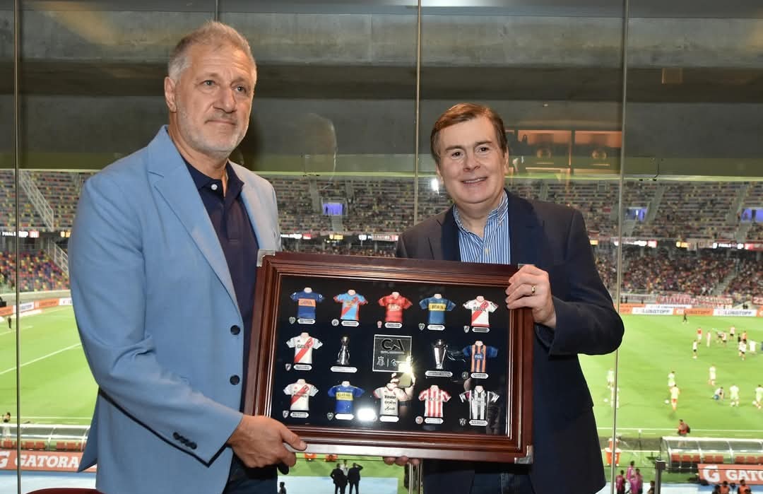 El gobernador Gerardo Zamora recibió una plaqueta reconocimiento por el acompañamiento del Gobierno de Santiago del Estero al desarrollo de la Copa Argentina