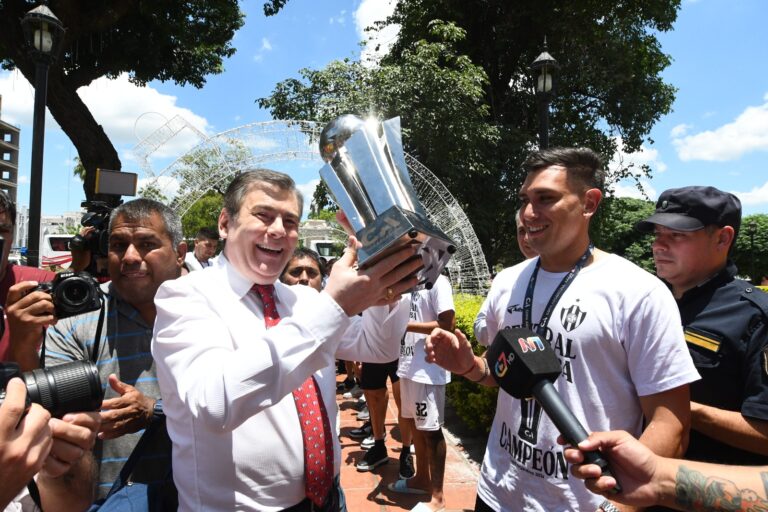 El Gobernador recibió al equipo de Central Córdoba campeón de la Copa Argentina