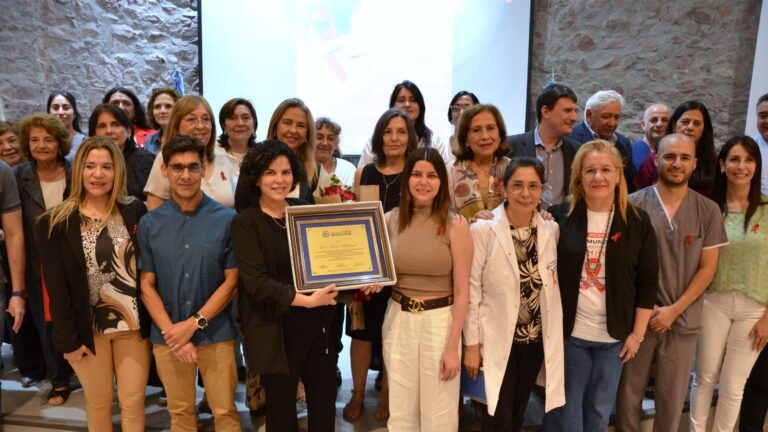 Salud conmemoró el Día Mundial de la Respuesta al VIH y reconoció la trayectoria de la Dra. Lucía Abdulajad