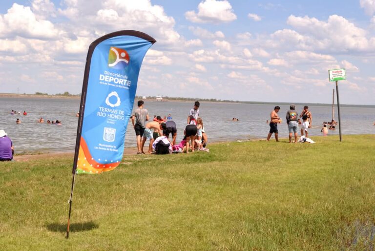 Las playas del Lago en Termas de Río Hondo, recibieron una multitud de turistas