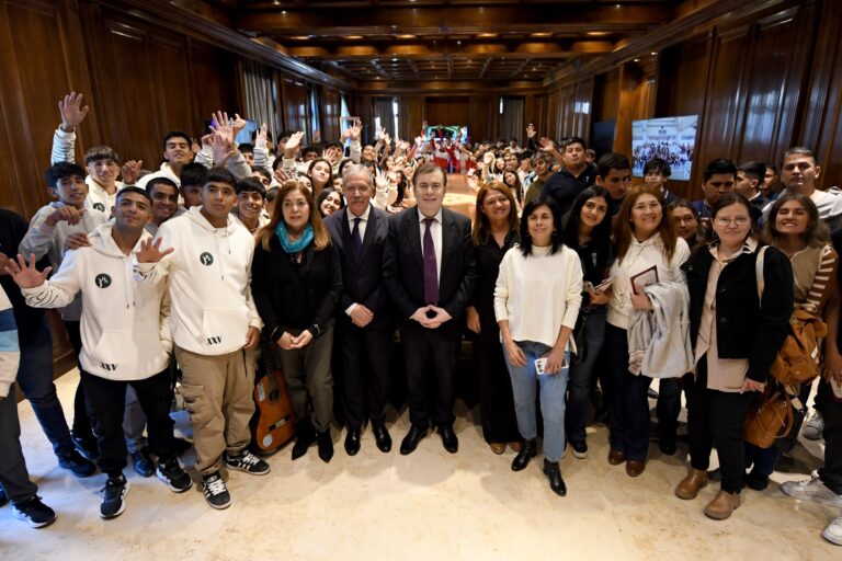 Estudiantes de los departamentos Taboada, Loreto, Avellaneda y Sarmiento fueron recibidos por el Gobernador y el Jefe de Gabinete