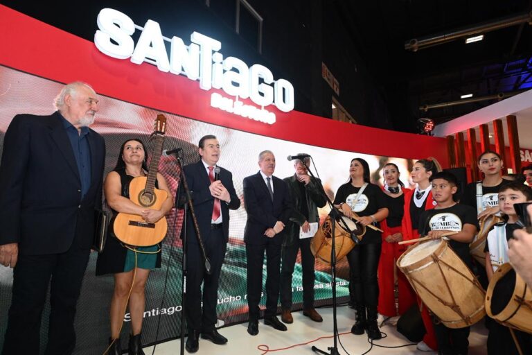El Gobernador y el Jefe de Gabinete visitaron la Feria del Libro en el Día de Santiago