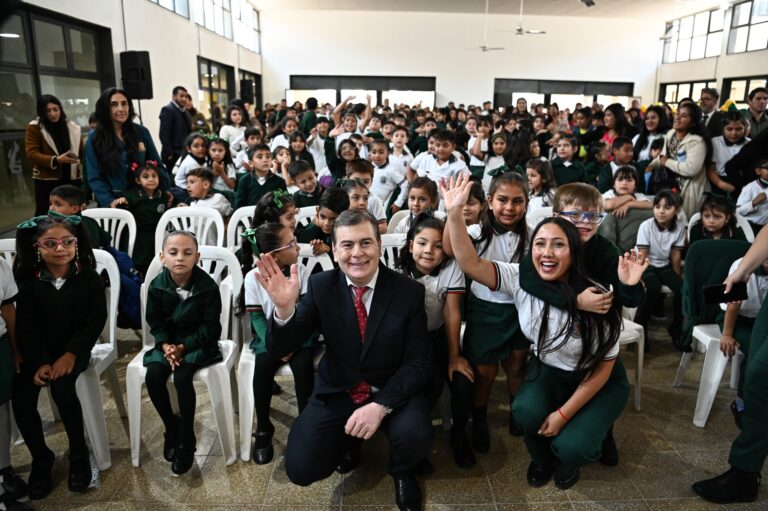 Zamora inauguró en el B° Parque del Río I la Escuela N°1250 “Papa Francisco” y el Jardín de Infantes N° 919 con orientación en medio ambiente