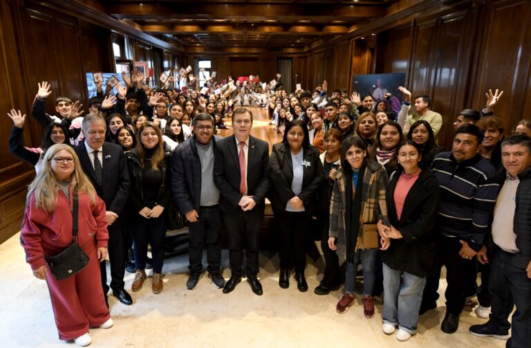Zamora recibió a estudiantes de los departamentos Ibarra, Moreno, Copo y Ojo de Agua
