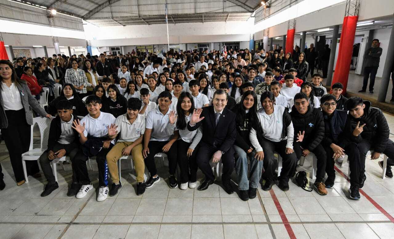 Zamora inauguró un albergue para estudiantes y ampliaciones en el Colegio Agrotécnico de Tintina y entregó 16 viviendas sociales