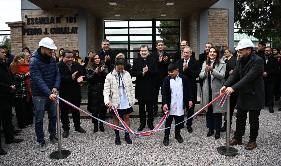 El Gobernador habilitó obras en la Escuela N°101 de Upianita y entregó viviendas sociales en Manogasta