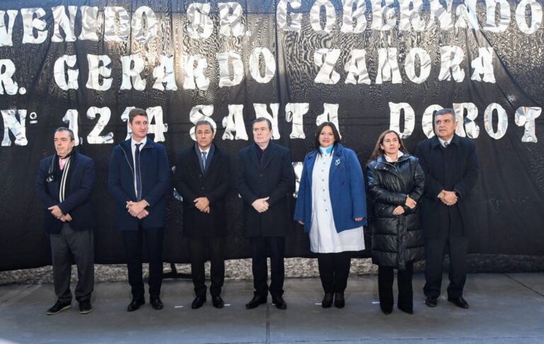 El Gobernador Zamora inauguró en Quimilí la refacción de una escuela, obras de iluminación, enripiado y entregó viviendas sociales