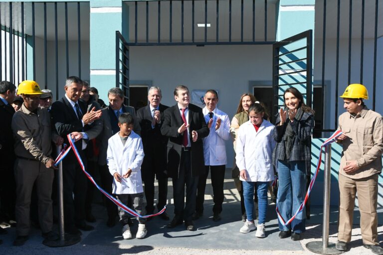 Zamora inauguró obras en una escuela, un nuevo jardín de infantes y entregó viviendas sociales en Puerta Grande