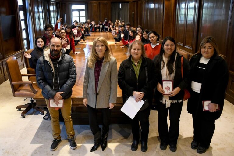 Estudiantes del Instituto La Sagrada Familia visitaron la Casa de Gobierno