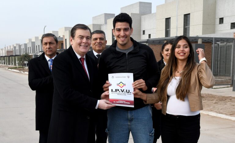 El Gobernador entregó 704 viviendas en el barrio “Parque del Río III” de la ciudad Capital