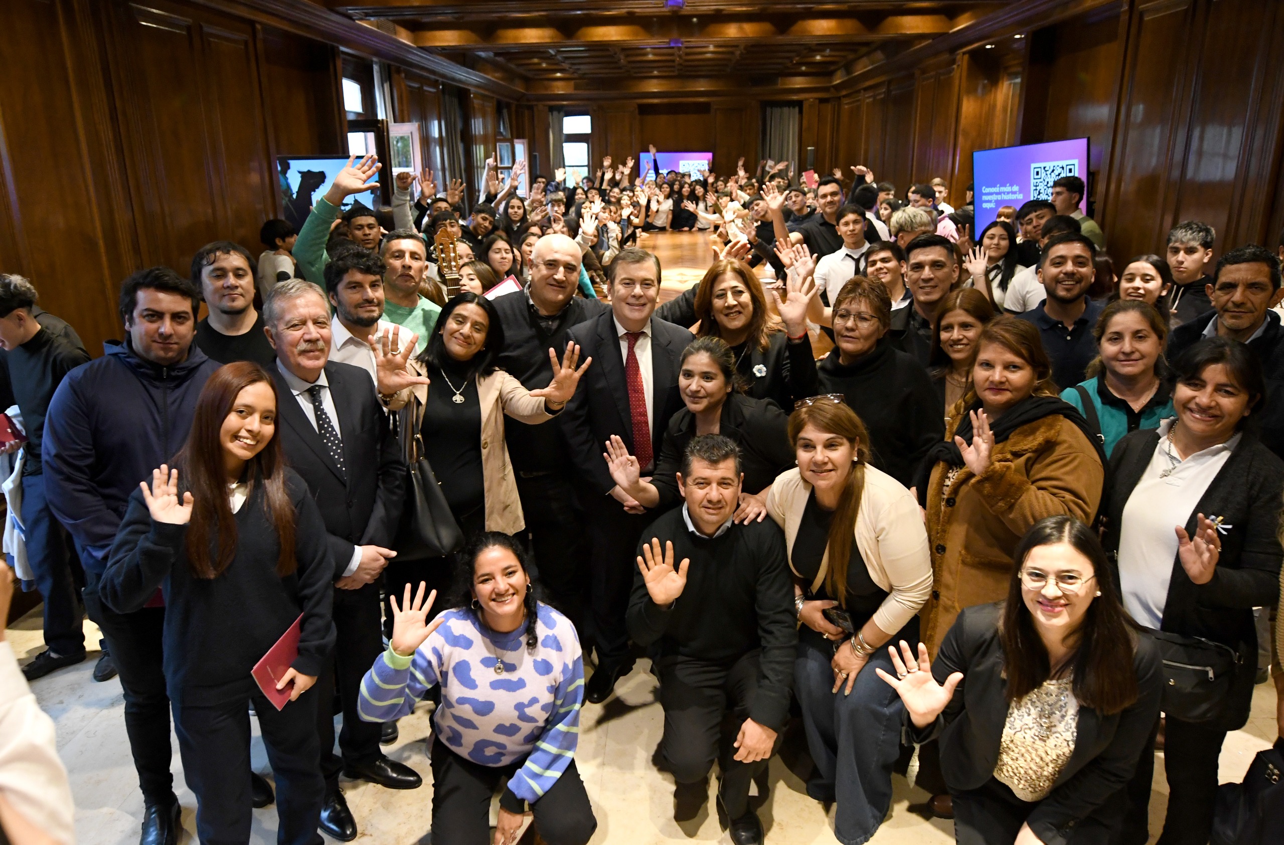Estudiantes de los departamentos San Martín, Silípica y Banda fueron recibidos por Gobernador y el Jefe de Gabinete