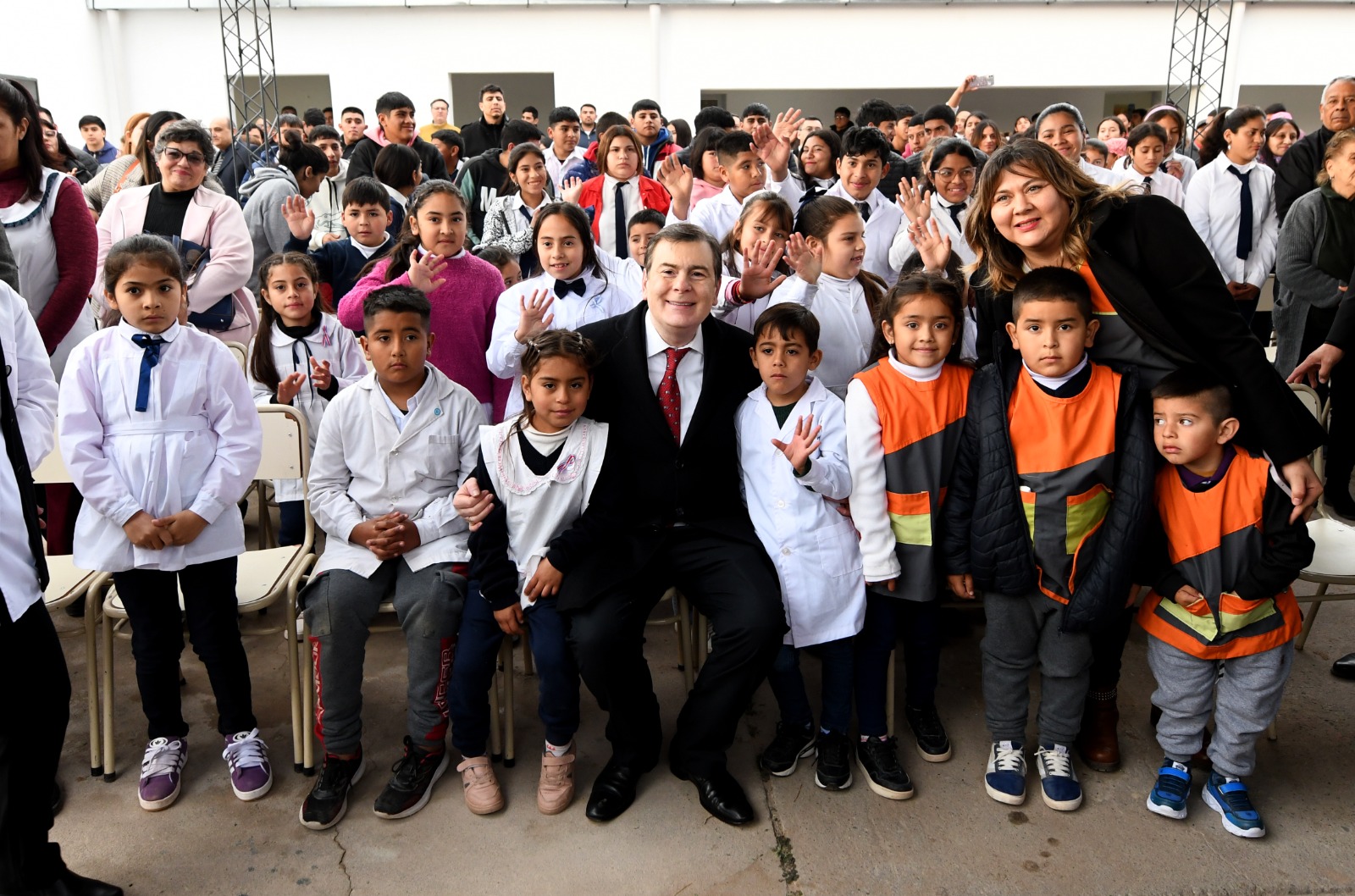 El Gobernador Zamora inauguró la refacción y ampliación de la Escuela N°46 de Remes y entregó viviendas sociales