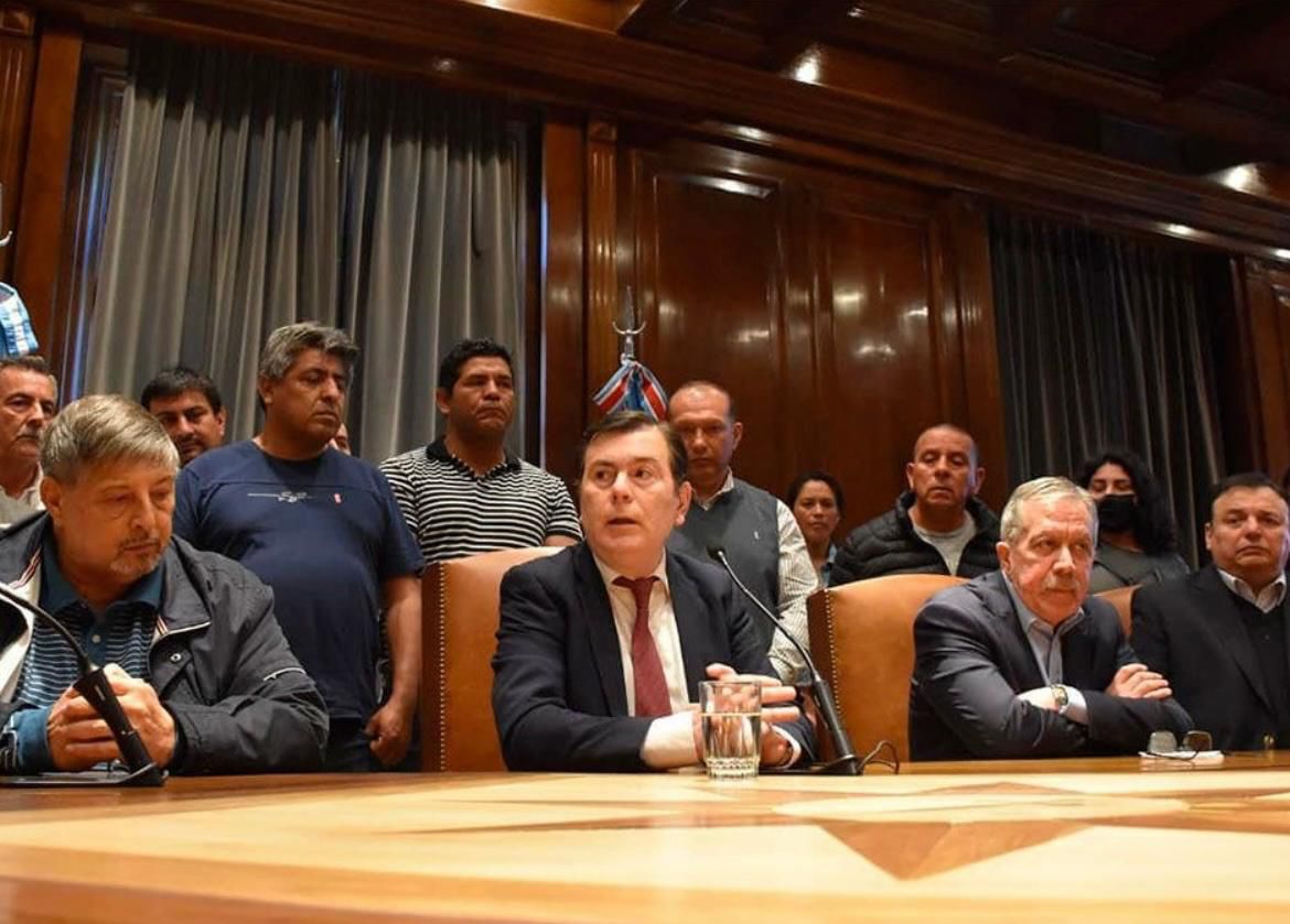 El gobernador Zamora anunció el pago de bonos extraordinarios para empleados provinciales