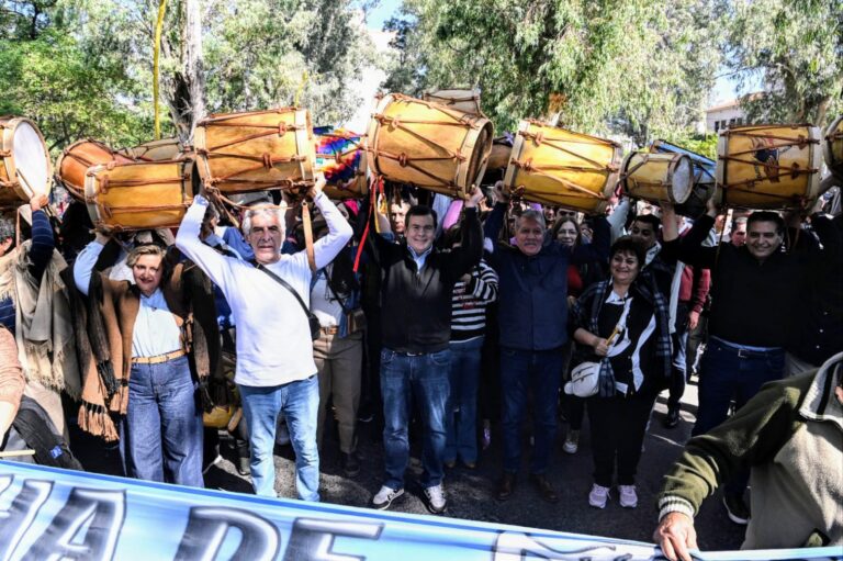 Una multitud participó de la XXIII Marcha de los Bombos y de la XI Marcha de Cuerdas y Fuelles Santiagueños
