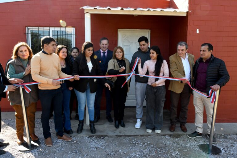 Entregaron viviendas sociales en Vuelta de la Barranca e inauguraron un puesto sanitario en Maquito