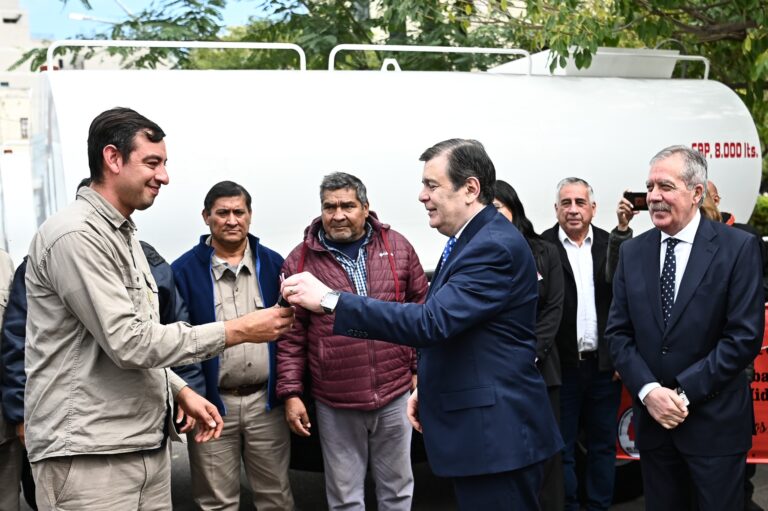 Zamora entregó 15 camiones tanque a Recursos Hídricos