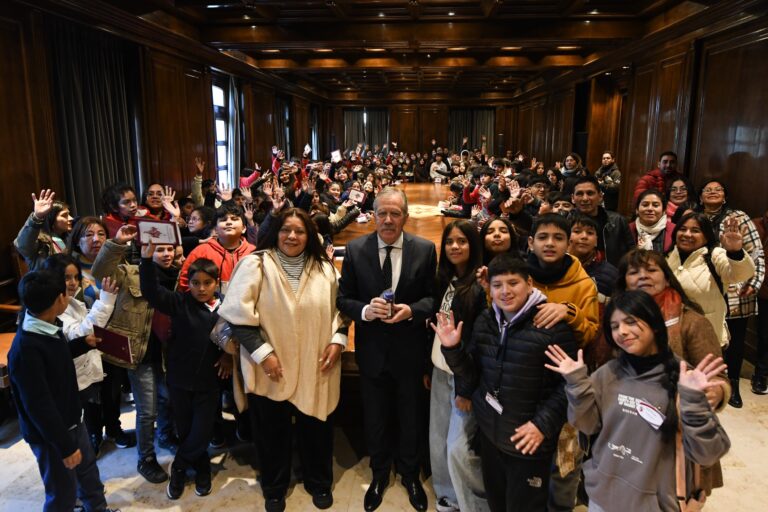 El jefe de Gabinete recibió a alumnos de los departamentos Taboada, Loreto y San Martín