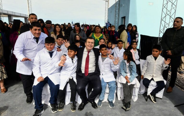 Zamora inauguró obras en la Escuela N° 395 de La Resbalosa, el nuevo edificio del Jardín Anexo y entregó viviendas sociales a familias del departamento Loreto