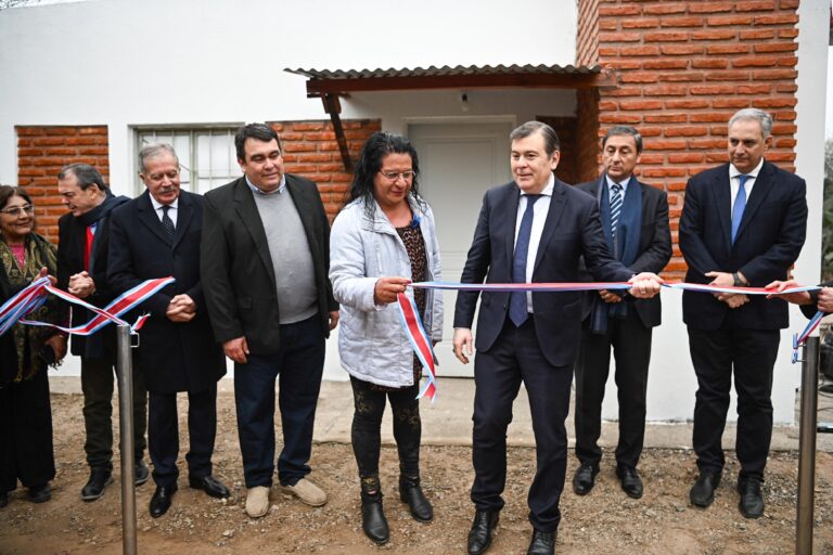 Zamora entregó viviendas sociales, inauguró un destacamento policial, obras hídricas y viales en Río Hondo