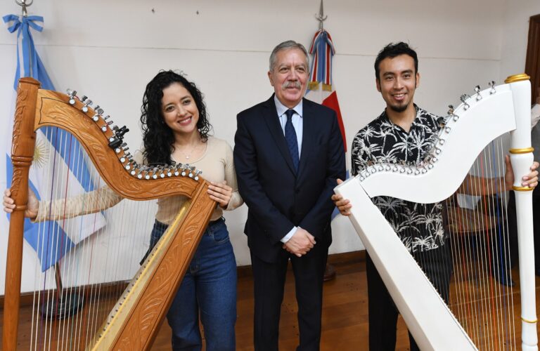 El Jefe de Gabinete recibió a artistas que participarán en el 21° Encuentro Latinoamericano Mishquila de Arpas