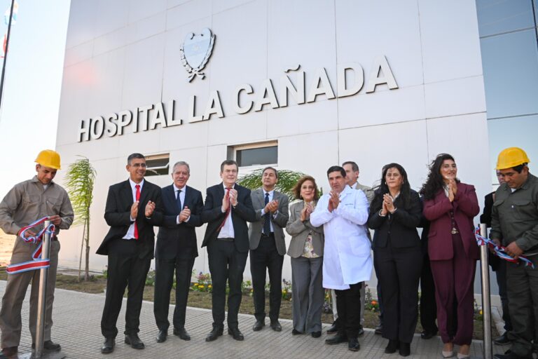 Gerardo Zamora inauguró en La Cañada un hospital distrital, junto con obras y entregó viviendas sociales