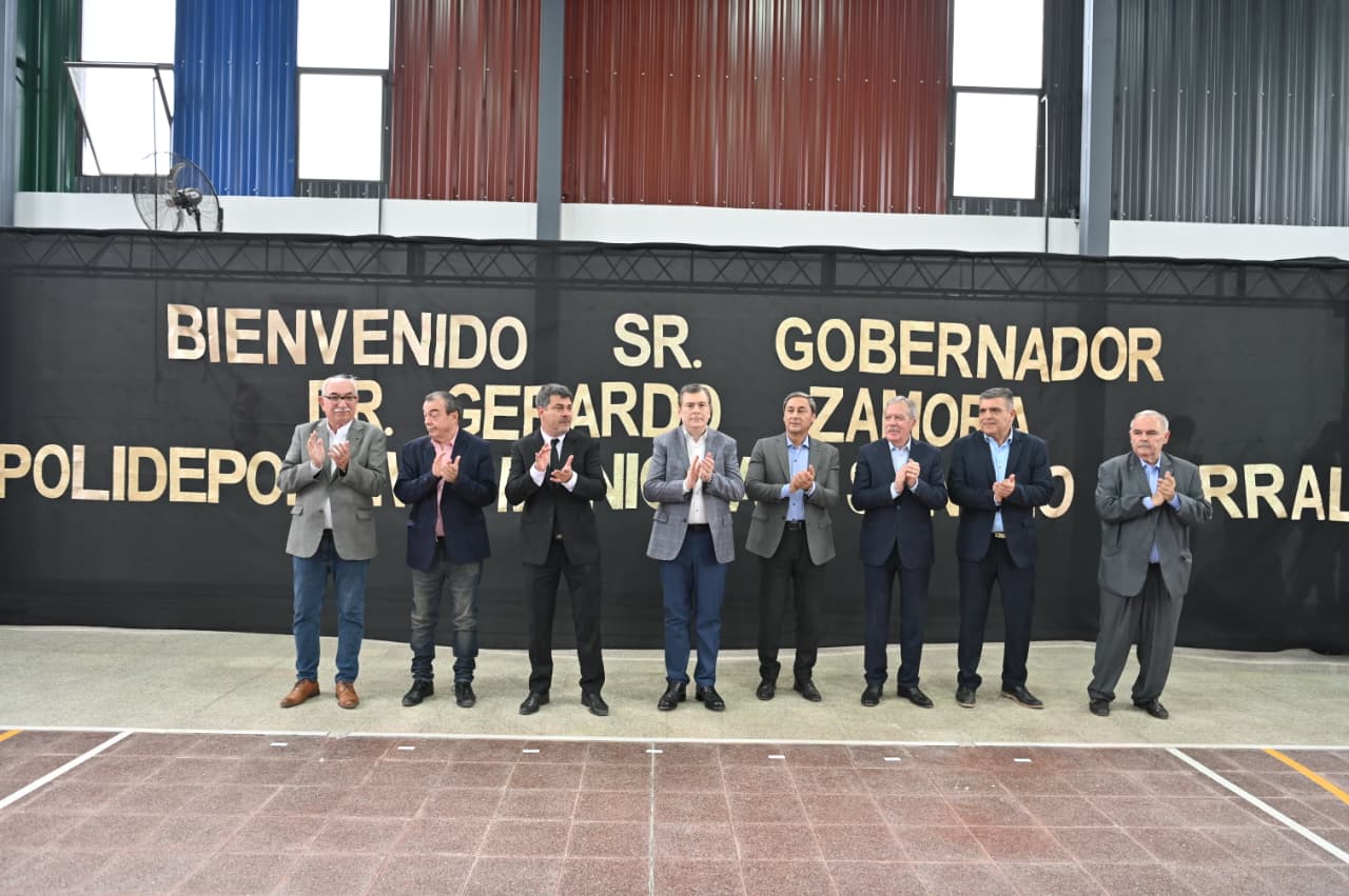 Zamora inauguró un moderno polideportivo y entregó viviendas sociales en Suncho Corral