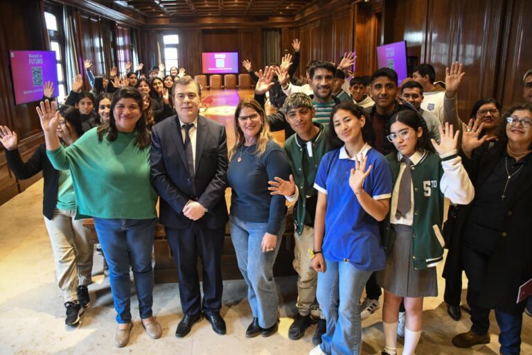 El Gobernador recibió en Casa de Gobierno a alumnos de los departamentos Figueroa y Alberdi