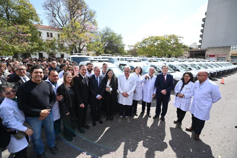 Gerardo Zamora entregó 90 ambulancias al Ministerio de Salud