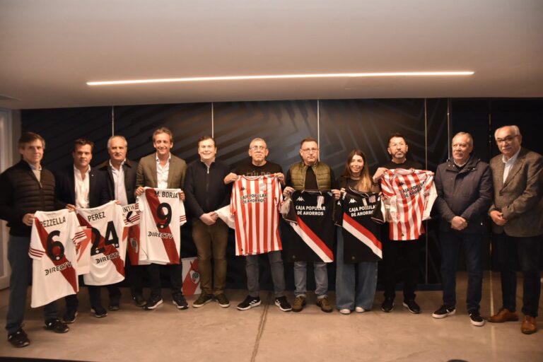 El gobernador Gerardo Zamora hizo entrega de presentes institucionales a autoridades de River Plate y San Martín de Tucumán