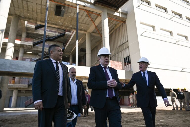 El Gobernador Zamora recorrió la obra del Hospital Universitario de Clínicas