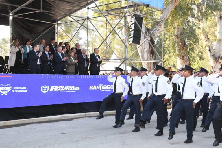 El Gobernador entregó 80 camionetas y 24 motocicletas a la policía de la provincia en el 73° aniversario de la institución