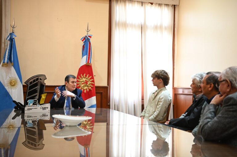 En Casa de Gobierno el Gobernador recibió al Piloto Jorge Bruno, que corre en la Fórmula 2 Argentina