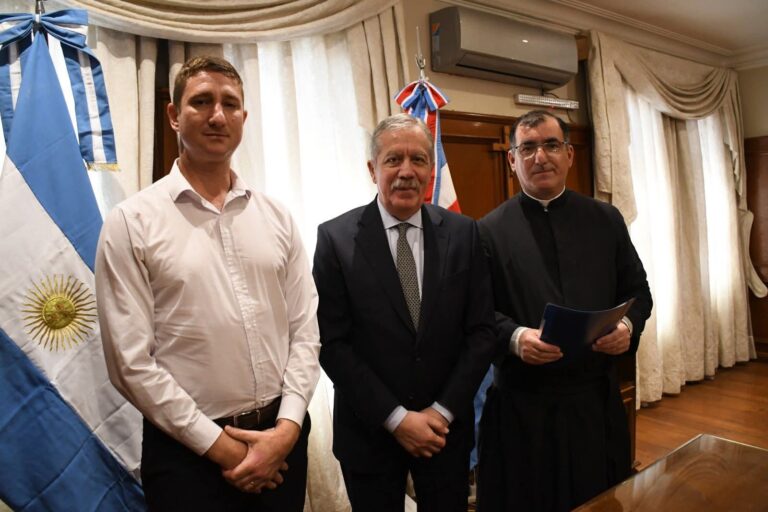 La Provincia firmó un convenio marco de cooperación para la construcción de una escuela en Quimilí