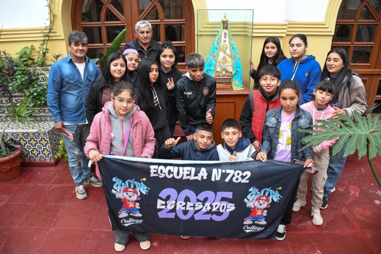 Alumnos de Vaca Huañuna visitaron Casa de Gobierno