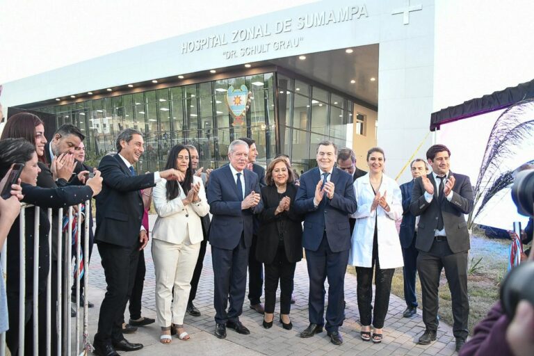 El Gobernador Zamora inauguró el nuevo edificio del Hospital de Sumampa  y entregó viviendas sociales a familias de la zona