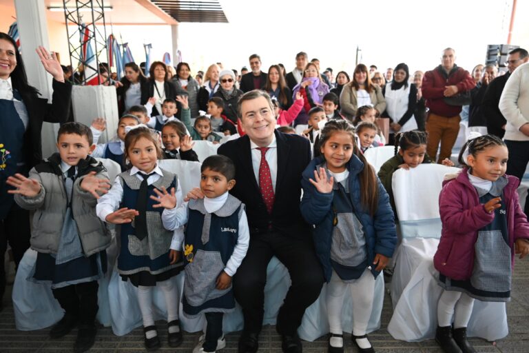 El Gobernador Gerardo Zamora inauguró un Jardín de Infantes en Vinará y anunció importantes obras