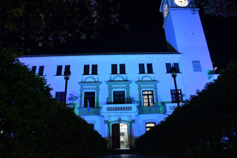 Casa de Gobierno se iluminó de verde y fucsia