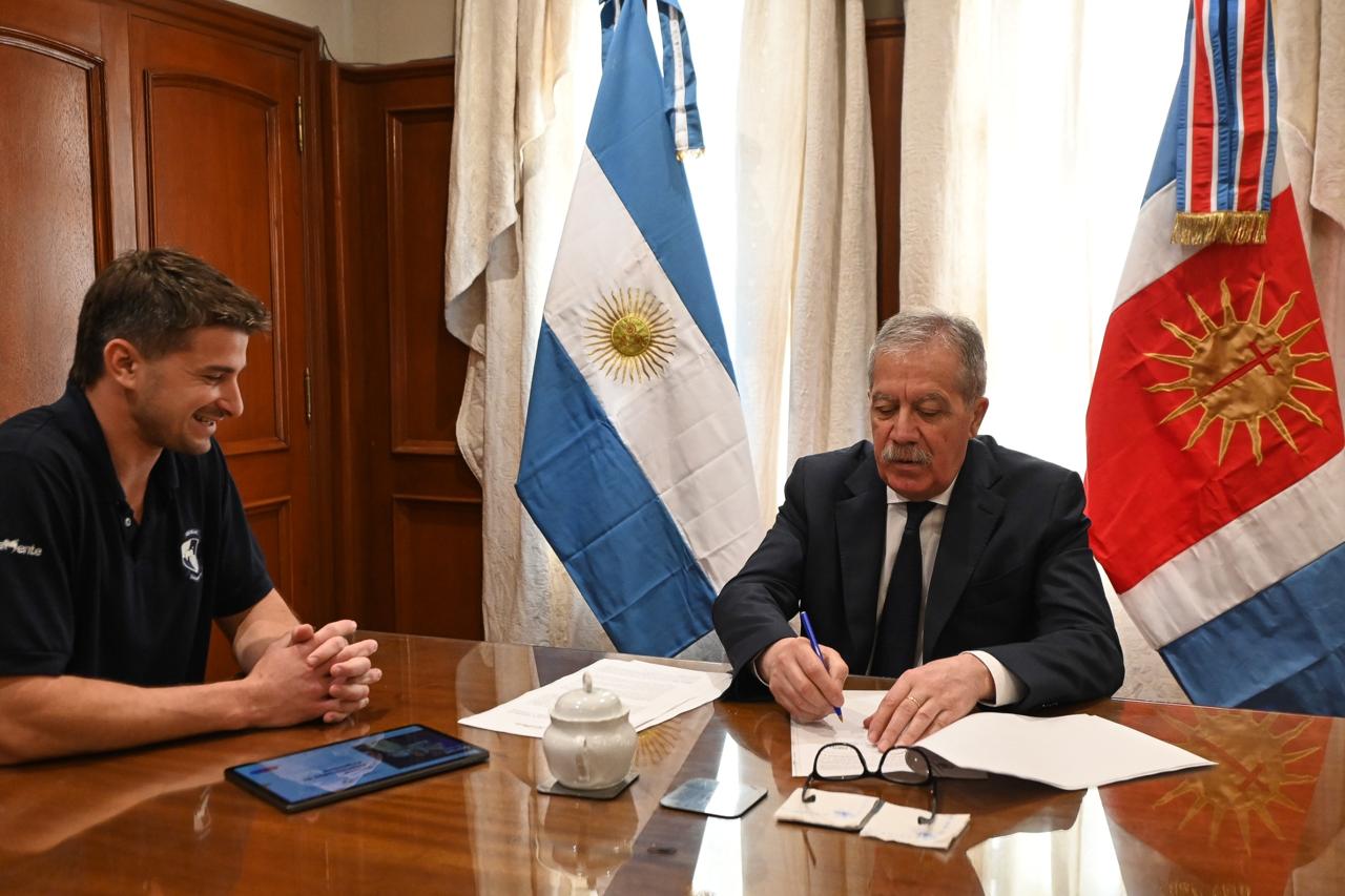El Jefe de Gabinete firmó un convenio con la Fundación Dignamente de la Familia Conin