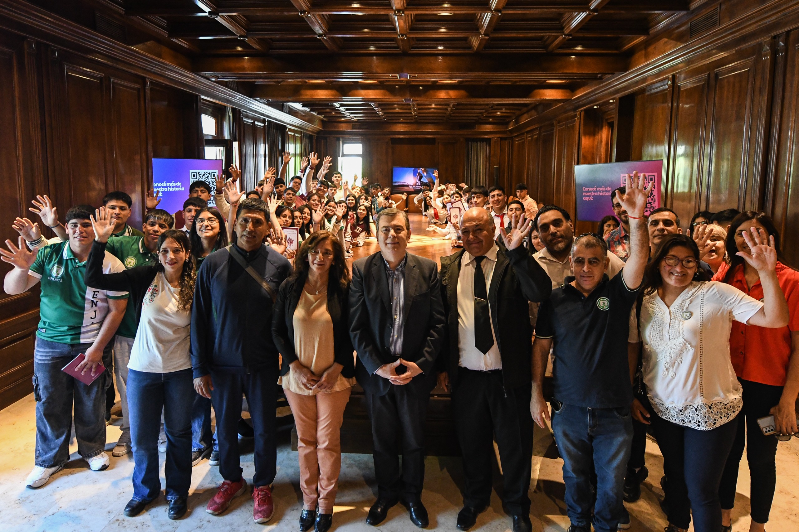 El Gobernador recibió a alumnos de cuatro establecimientos de los departamentos  Capital y Banda