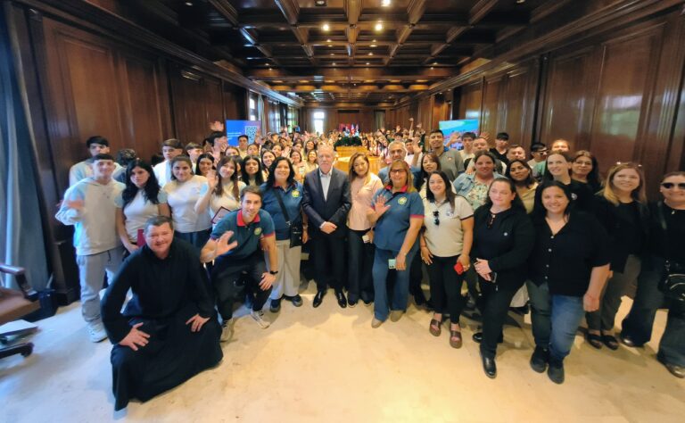 El Jefe de Gabinete recibió a estudiantes de los departamentos Capital, Robles, Ibarra y Choya