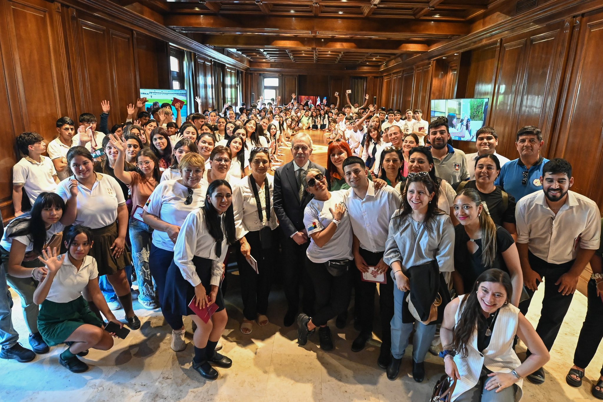 450 alumnos de distintos departamentos de la provincia visitaron Casa de Gobierno