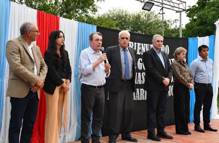 Los ministros Niccolai y Barbur inauguraron obras y entregaron viviendas sociales en Villa Silípica