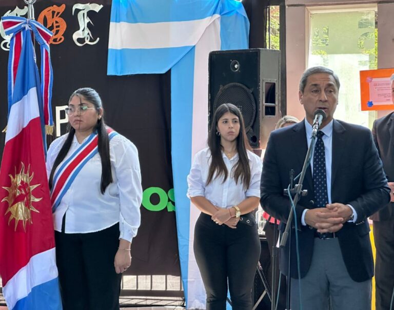 Silva Neder: “Gracias a los docentes santiagueños por el compromiso diario; vamos a seguir trabajando por una educación que elimina asimetrías”