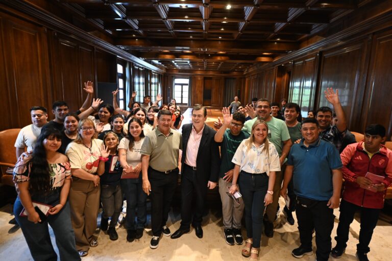 El gobernador Zamora recibió a alumnos de Pozo Hondo en el cierre anual del programa “Conociendo Mi Provincia”